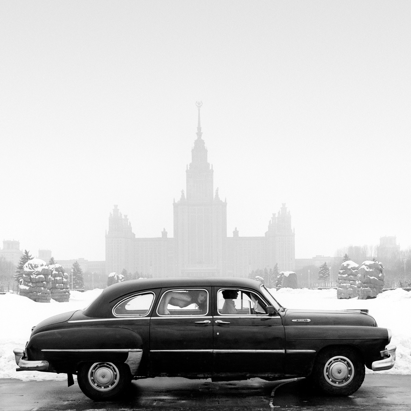 1380x1380, 267 Kb / ГАЗ-12, ч/б, МГУ, Москва, автомобиль, классика, ретро, снег