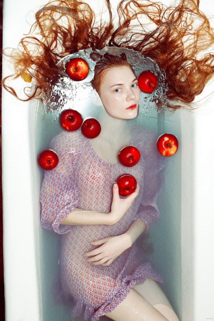 750x1125, 148 Kb / женщина, рыжая, яблоки, вода, ванна, платье, волосы