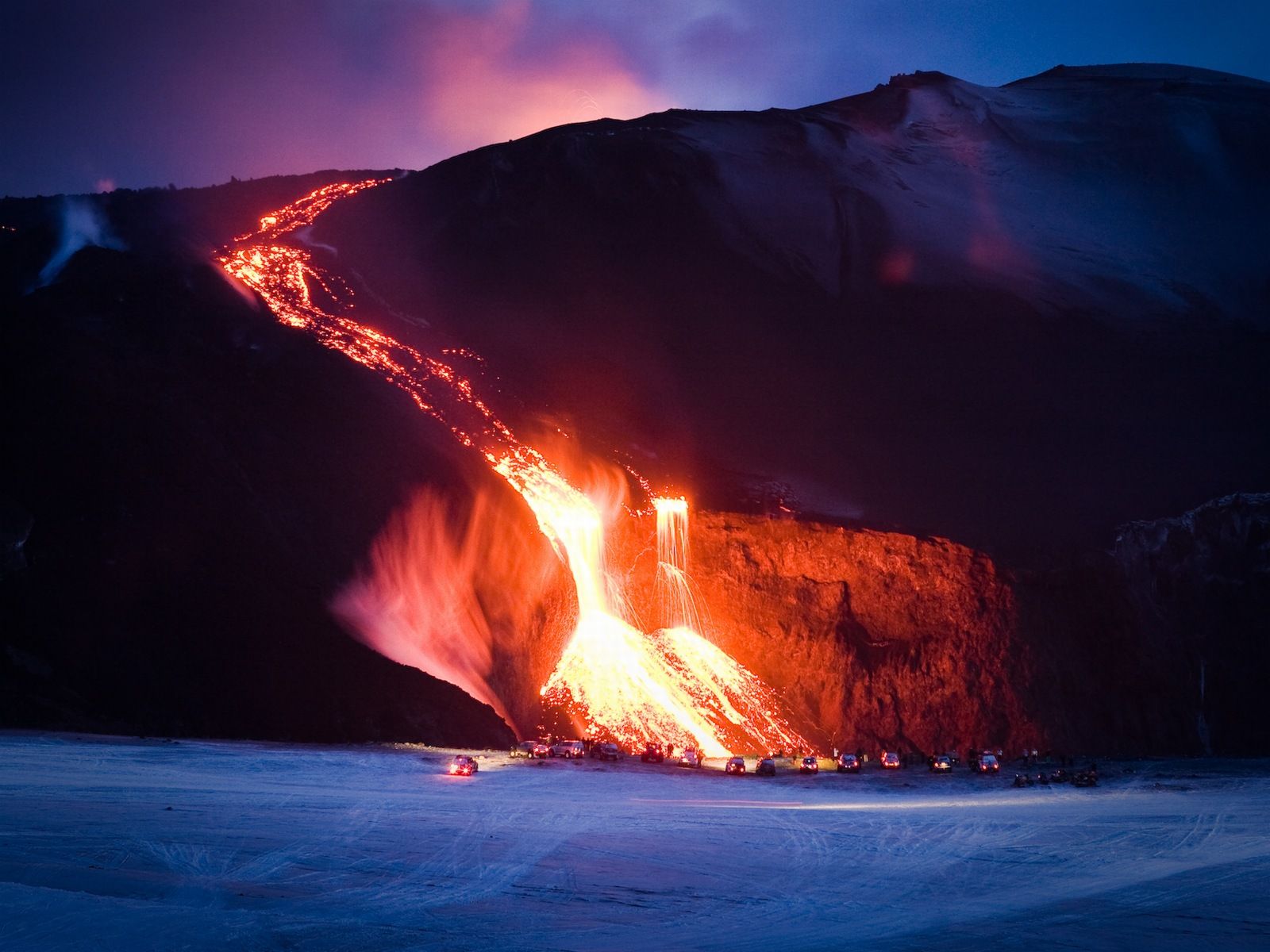 1600x1200, 179 Kb / автомобиль, ночь, лава, вулкан, извержение, искры