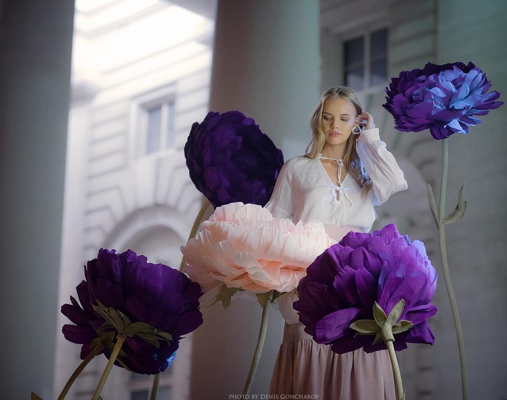 1024x808, 73 Kb / колонны, цветы, блондинка, Денис Гончаров