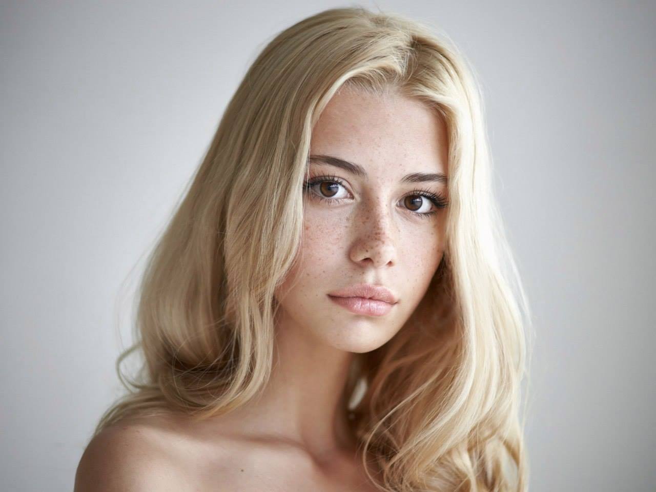1280x960, 75 Kb / блондинка, веснушки, взгляд, Анна Михеева, Хофманита