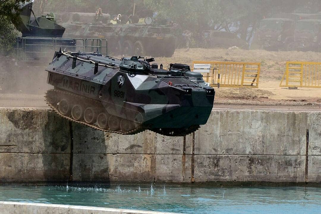 1080x720, 108 Kb / армия, амфибия, десант, прыжок, ВМС, Индонезия, танк