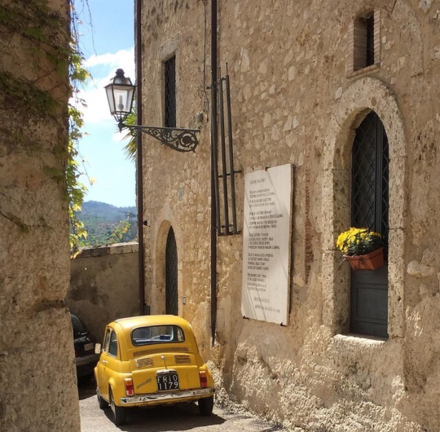 640x629, 144 Kb / автомобиль, классика, ретро, Италия, цветы, желтый, вывеска