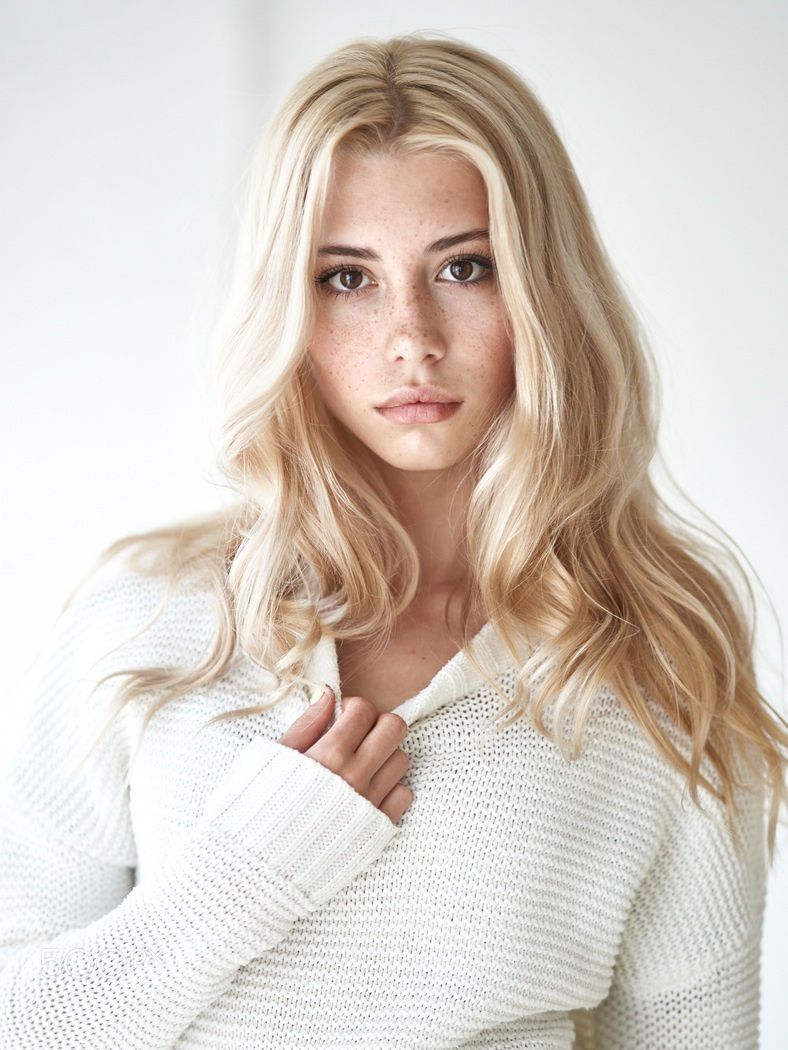 788x1050, 117 Kb / блондинка, веснушки, свитер, взгляд, Анна Михеева, hofmannita