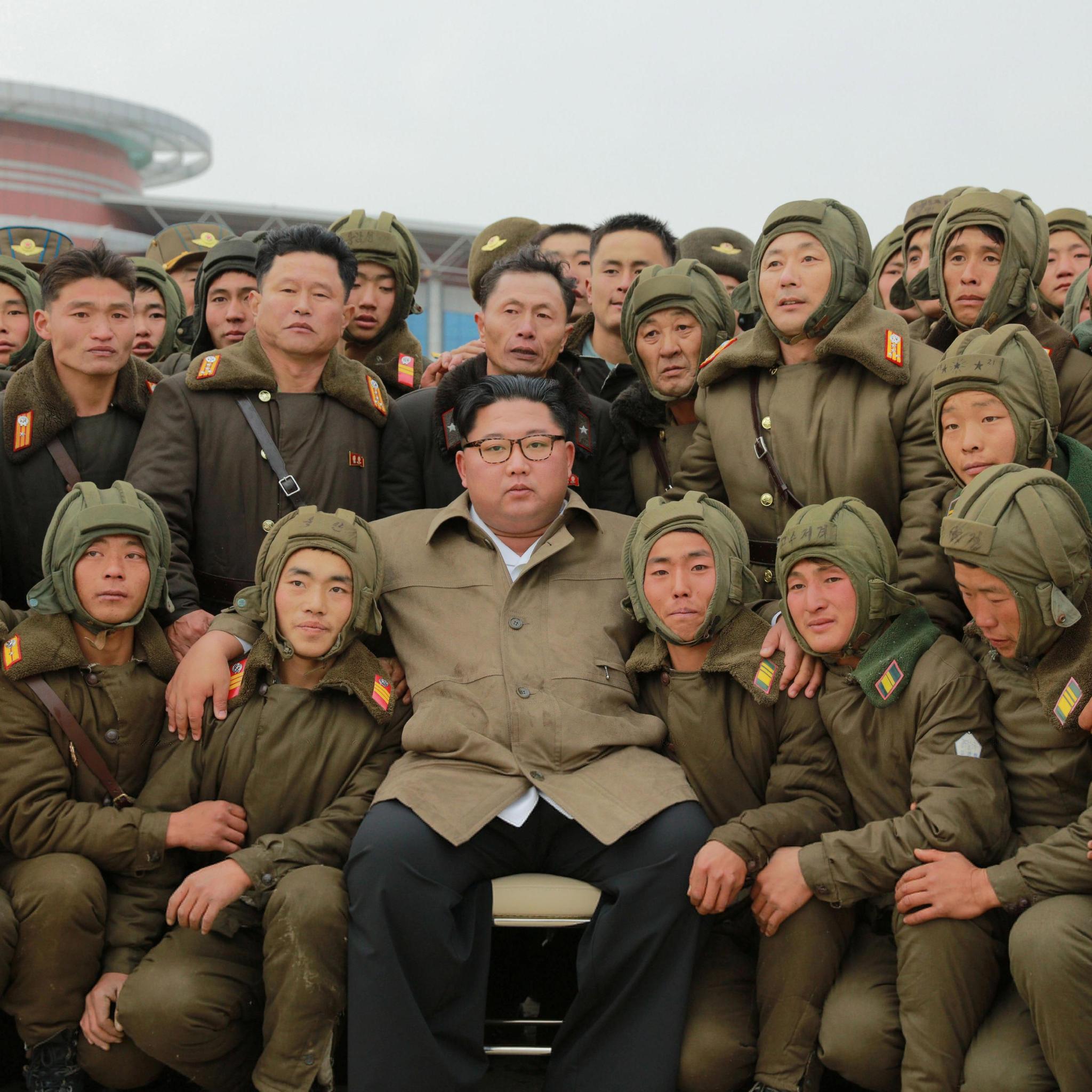 2048x2048, 379 Kb / семейный снимок, отец, дети, Ким Чен Ын, военные