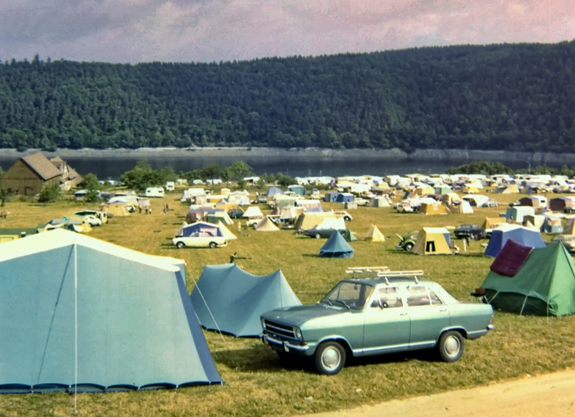 1980x1436, 593 Kb / UdoChristmann, 1973, кемпинг, река, луг, озеро, дом, гора, лес