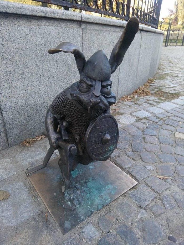 700x933, 171 Kb / Гнезно, Польша, скульптура, воин, заяц