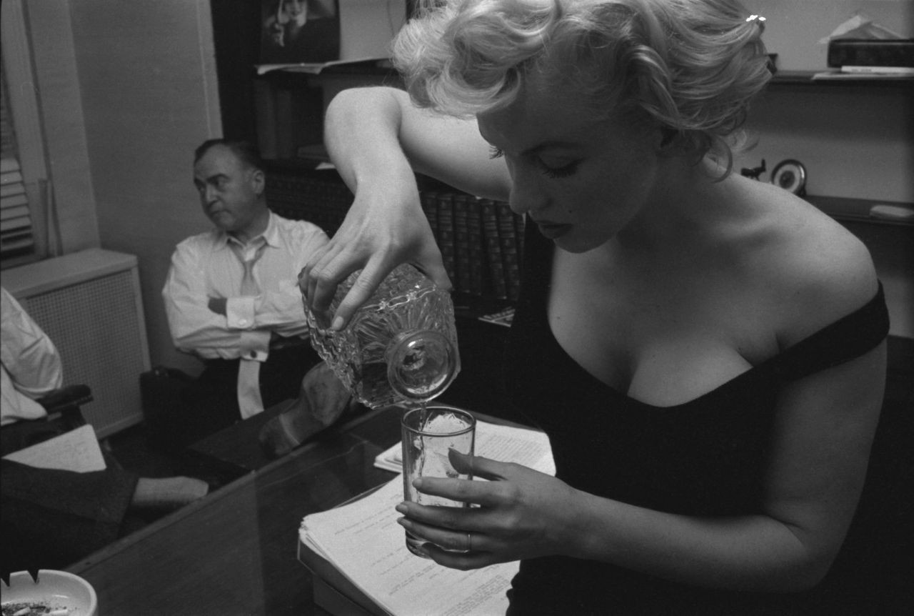 1280x862, 115 Kb / Marilyn Monroe, Мэрилин Монро, виски, ч/б