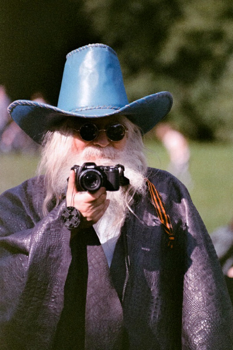 800x1200, 325 Kb / Albus Dumbledore, шляпа, фотоаппарат, борода, очки