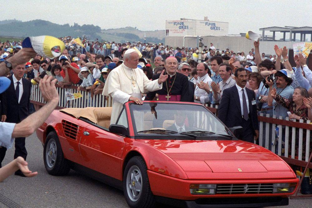 1000x666, 125 Kb / папа римский, феррари, Ferrari, кабриолет