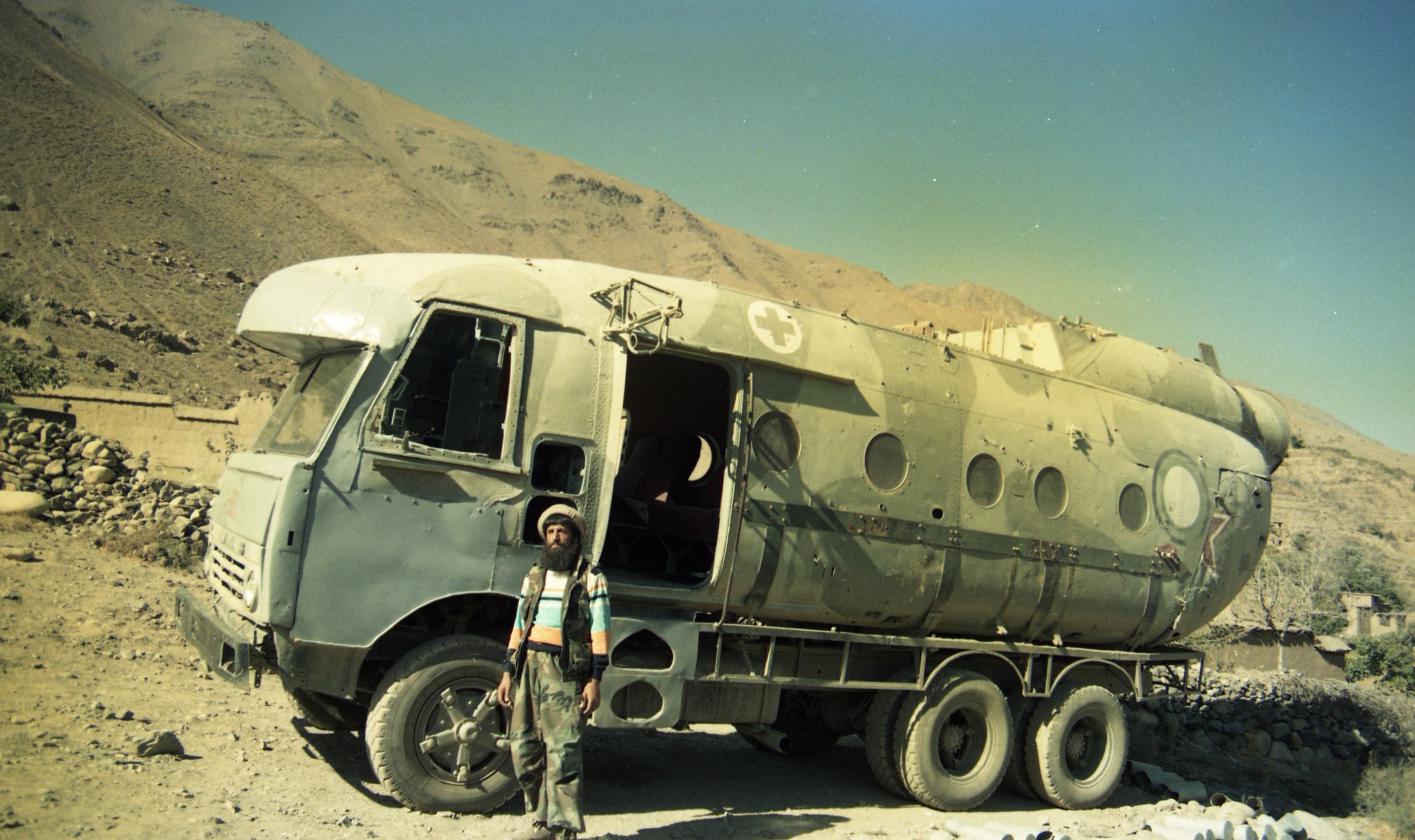2048x1216, 387 Kb / Камаз, вертолёт, Афганистан, война
