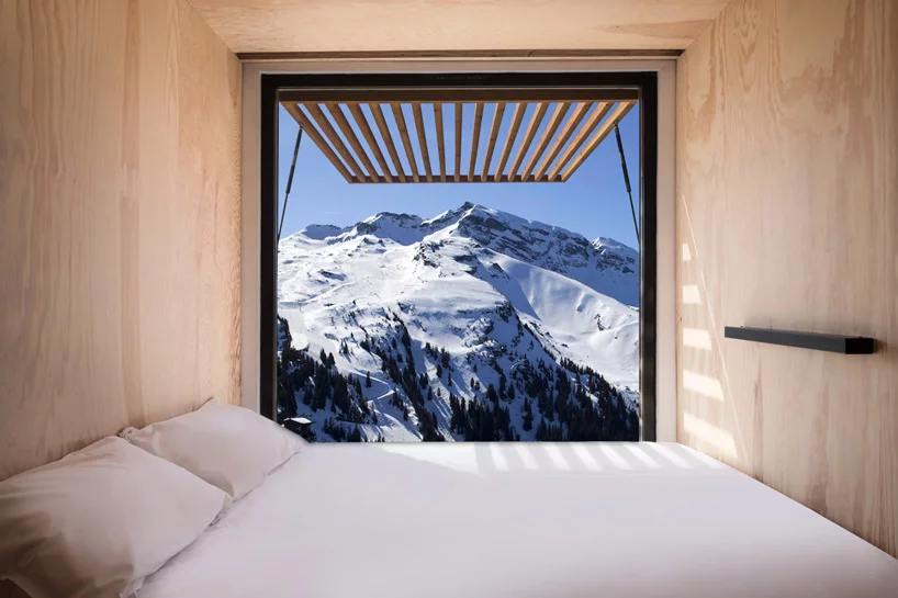 818x545, 560 Kb / кровать, подушки, окно, горы, снег