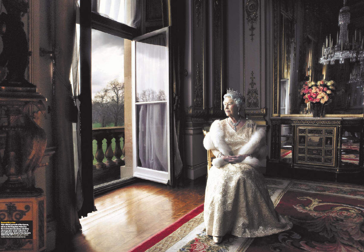 1224x847, 146 Kb / женщина, королева Великобритании, Елизаветта II, комната, балкон, люстра, ковер, цветы