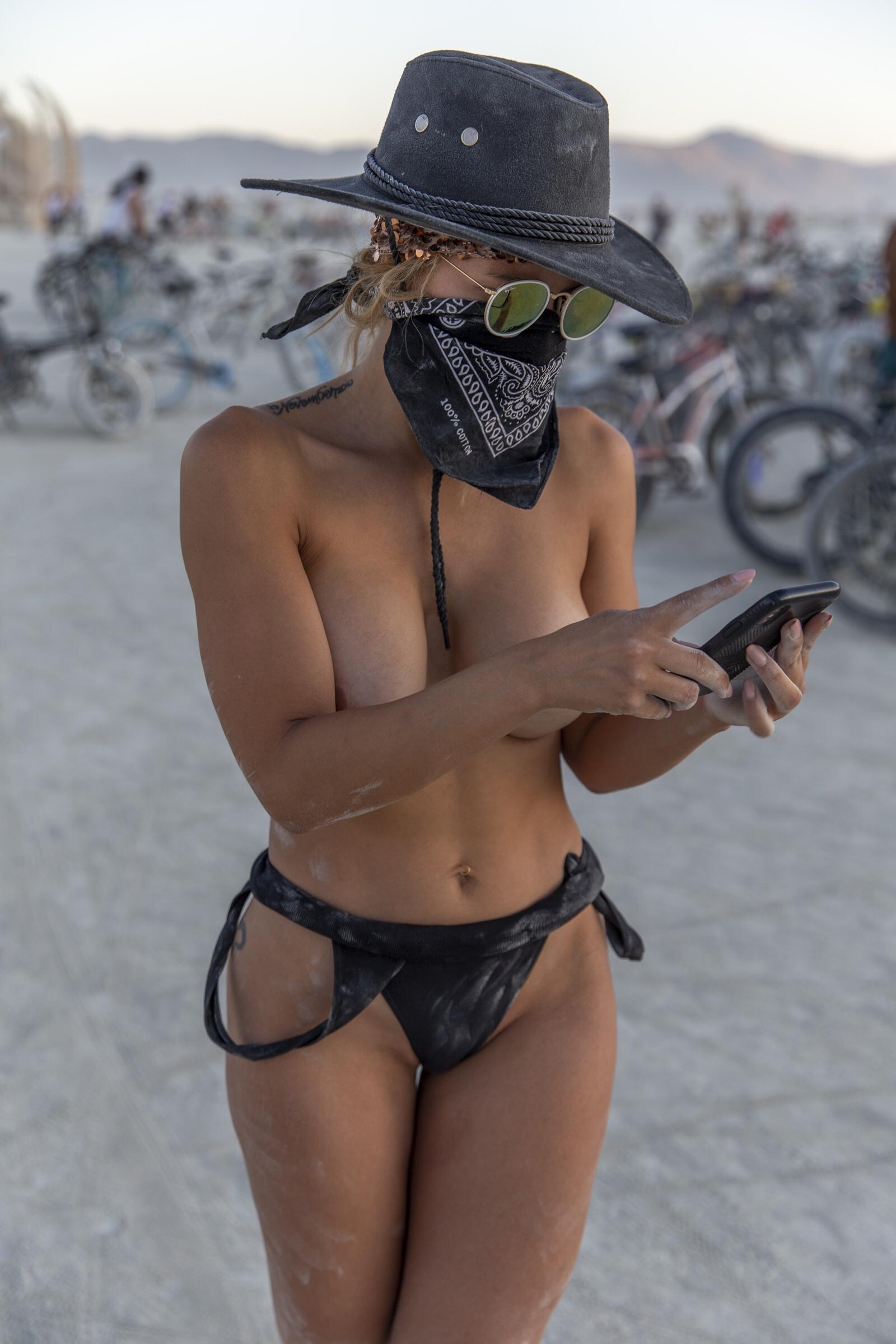 1600x2400, 211 Kb / Burning Man, пустыня, фестиваль, пыль, телефон, телефон, маска, платок, очки