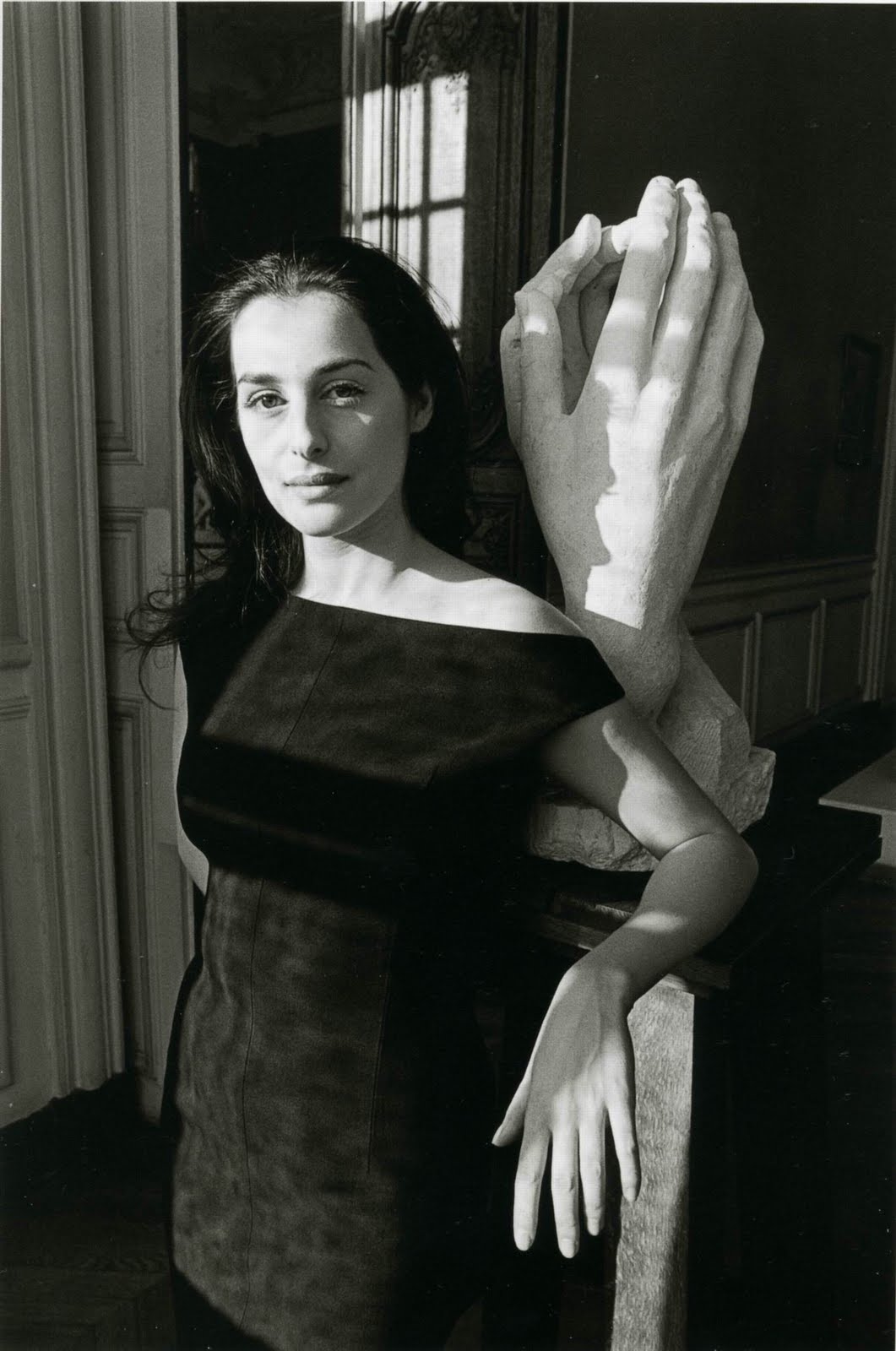 1061x1600, 137 Kb / женщина, ч/б, скульптура, руки, Jeanloup Sieff