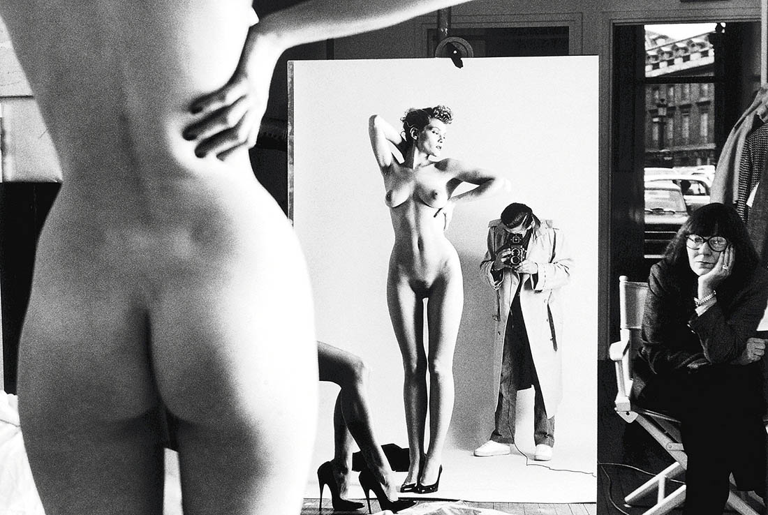 1100x738, 180 Kb / зеркало, отражение, фотограф, фотоаппарат, женщины, ч/б, Helmut Newton