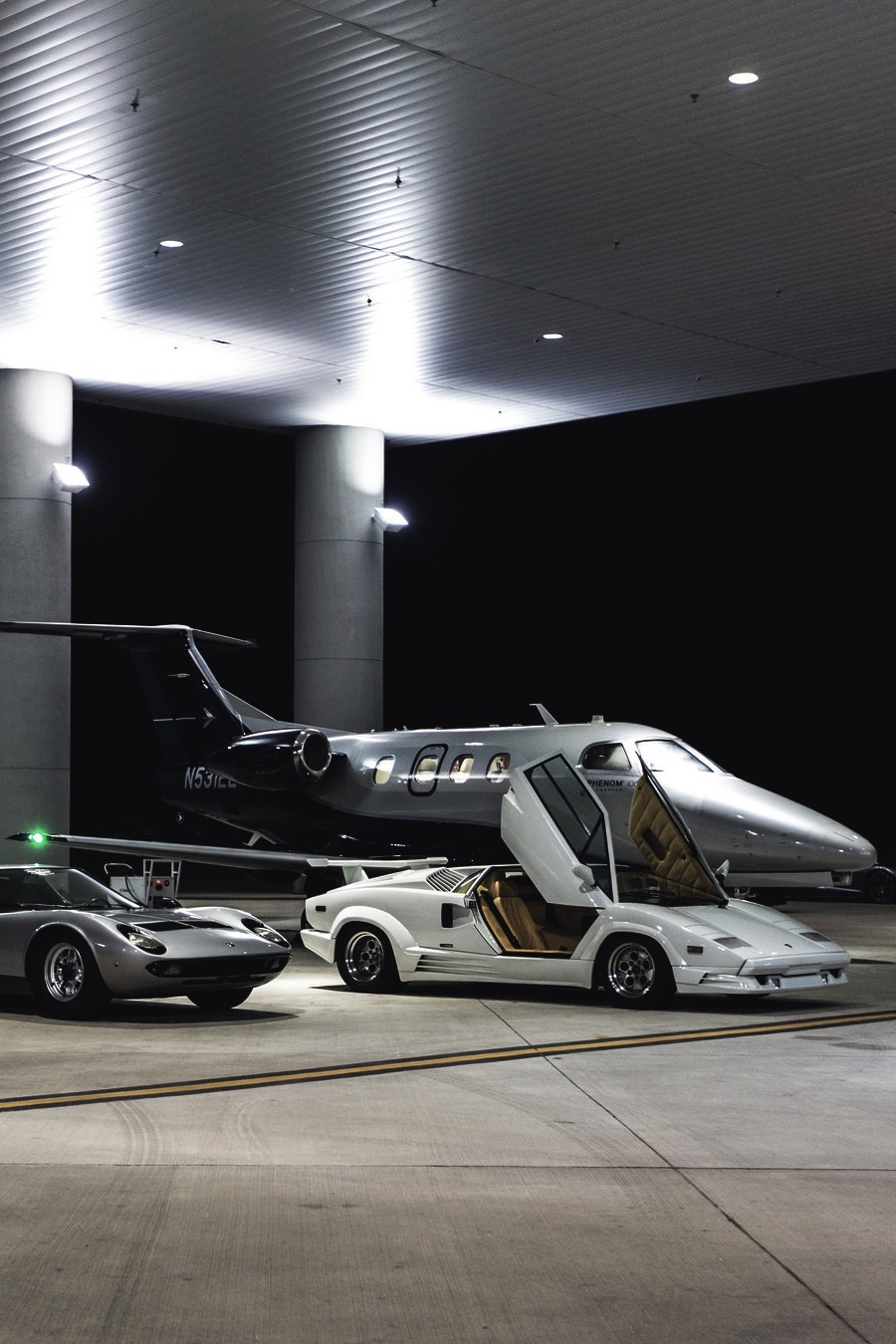 900x1350, 245 Kb / автомобиль, классика, ретро, гараж, стоянка, самолет