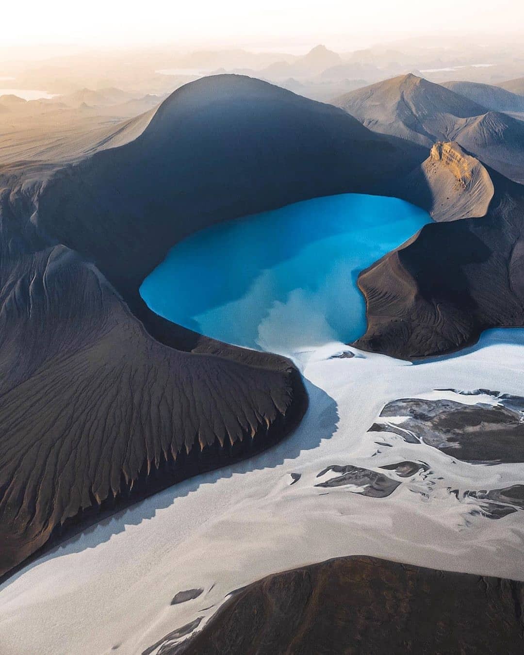 1080x1350, 145 Kb / вулкан, кратер, озеро, Исландия, горы