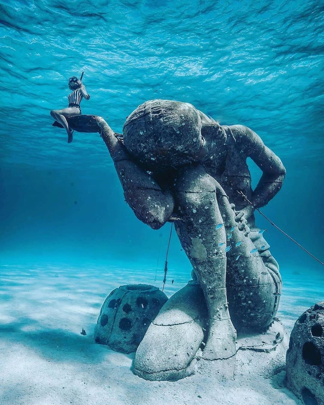 1080x1350, 231 Kb / атлант, статуя, под водой, дайвер, океан, остров, Багамы