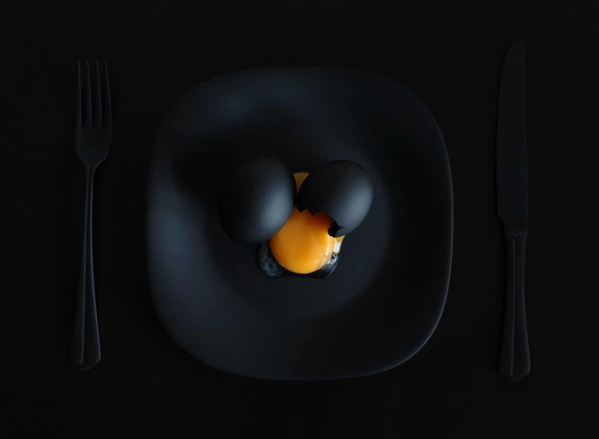 1920x1408, 204 Kb / яйцо, тарелка, чёрный