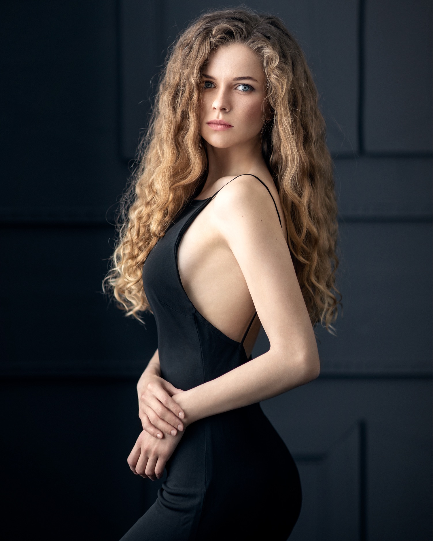 1503x1879, 430 Kb / платье, чёрное, дверь, Мария Давыденко