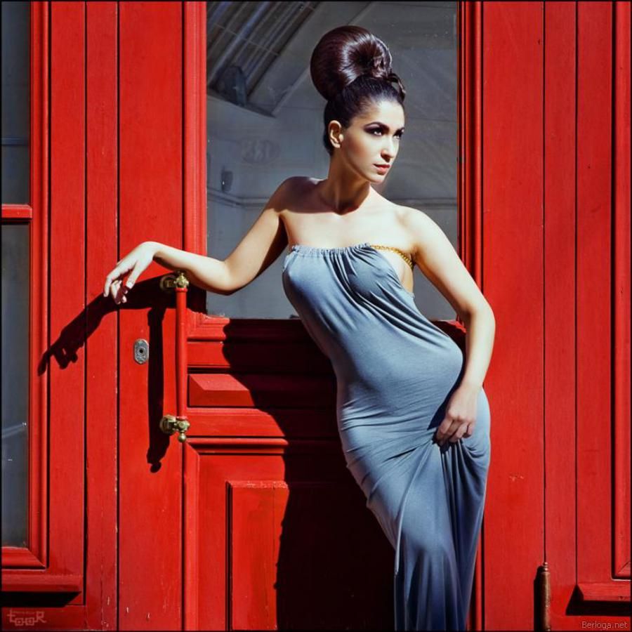 900x900, 95 Kb / женщина, платье, прическа, двери, Нино Мосия, Анатолий тур