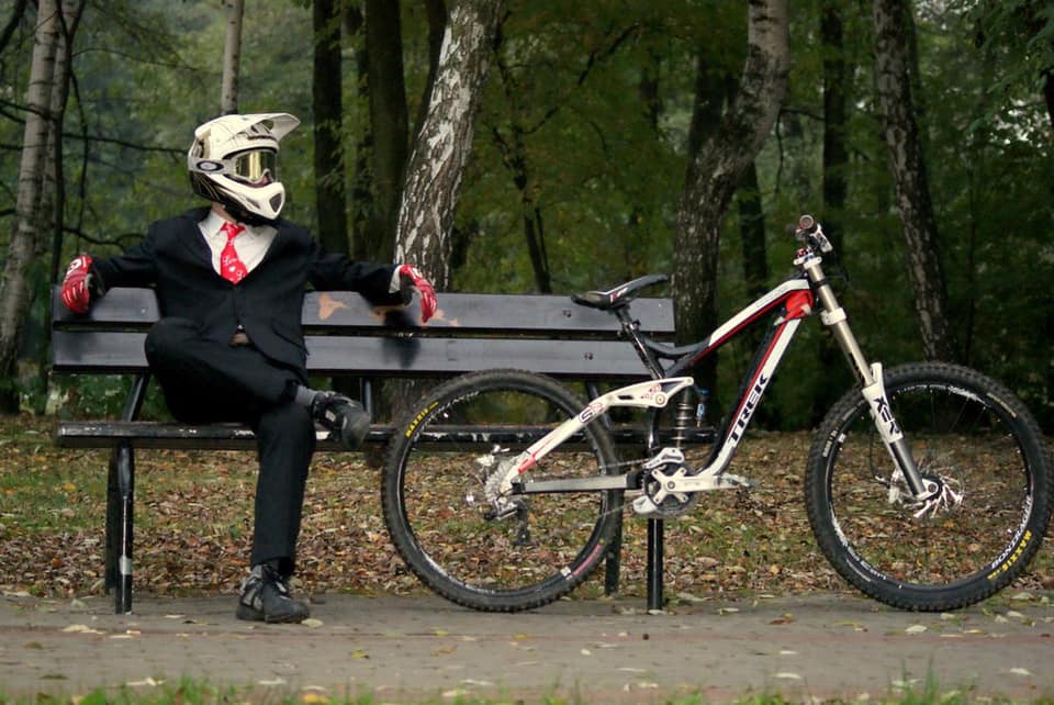 960x642, 85 Kb / костюм, скамейка, шлем, велосипед
