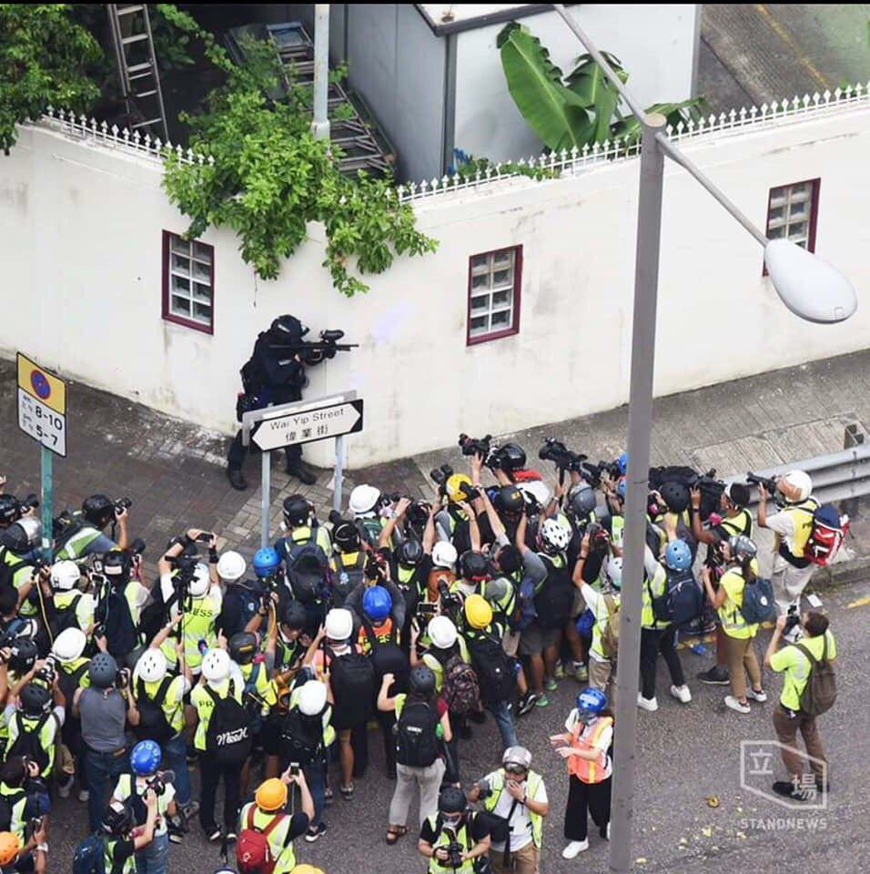 956x960, 167 Kb / пресса, репортер, фотоаппарат, спецназ, омон, протест, винтовка, Гонконг