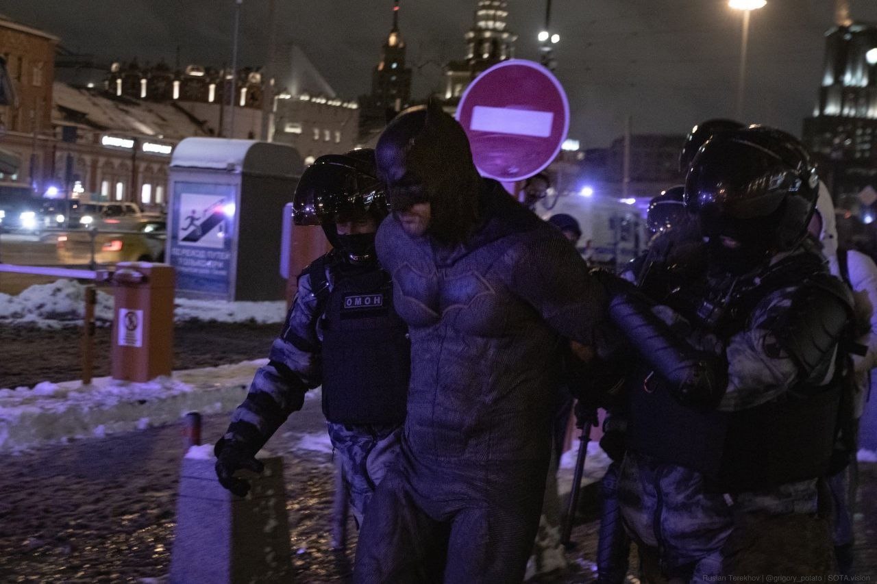 1280x853, 227 Kb / протест, митинг, полиция, бэтмен, омон, шлем, форма, Москва