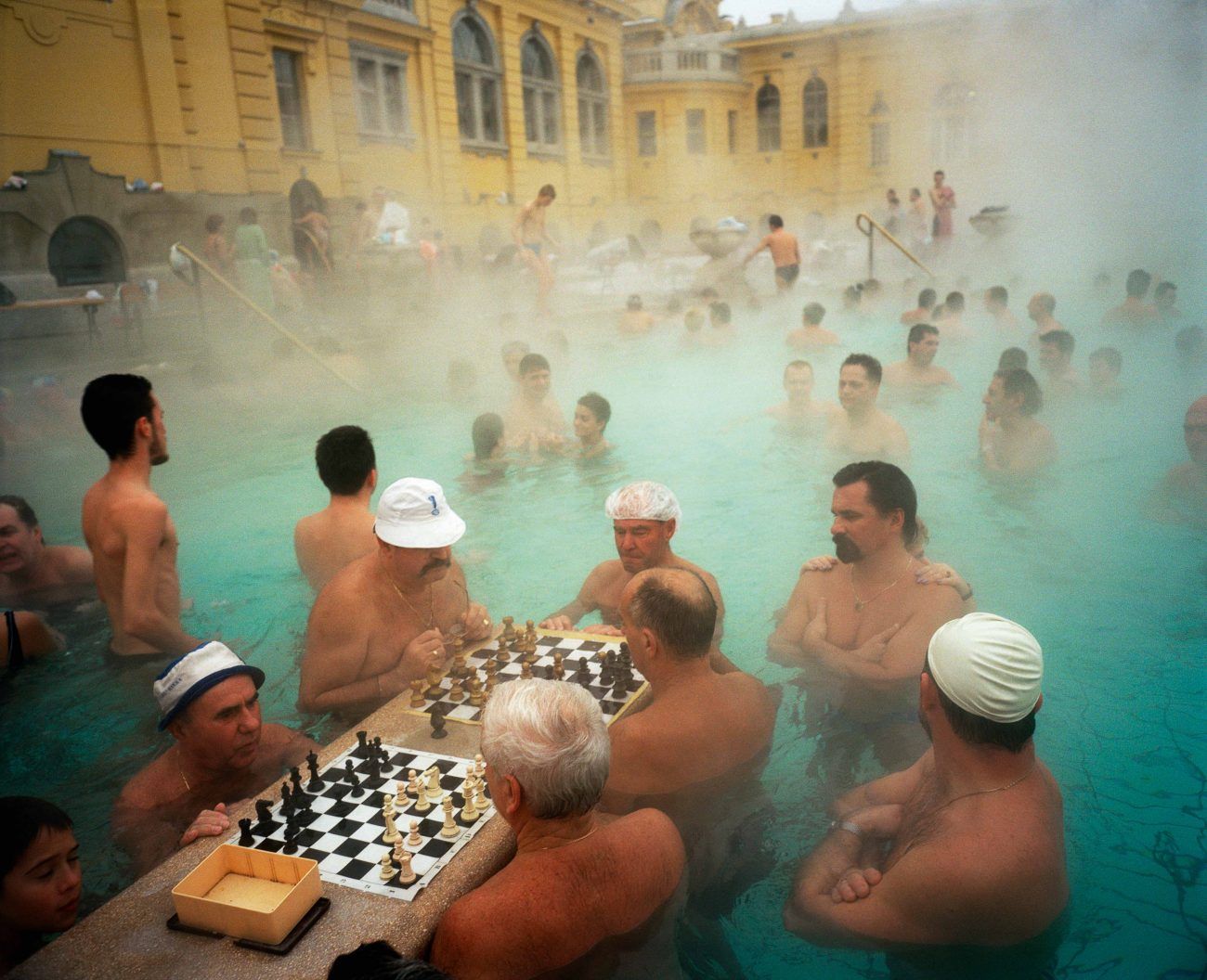 1300x1056, 185 Kb / Венгрия, Будапешт, термальный источник, купальня, люди, шахматы, здание