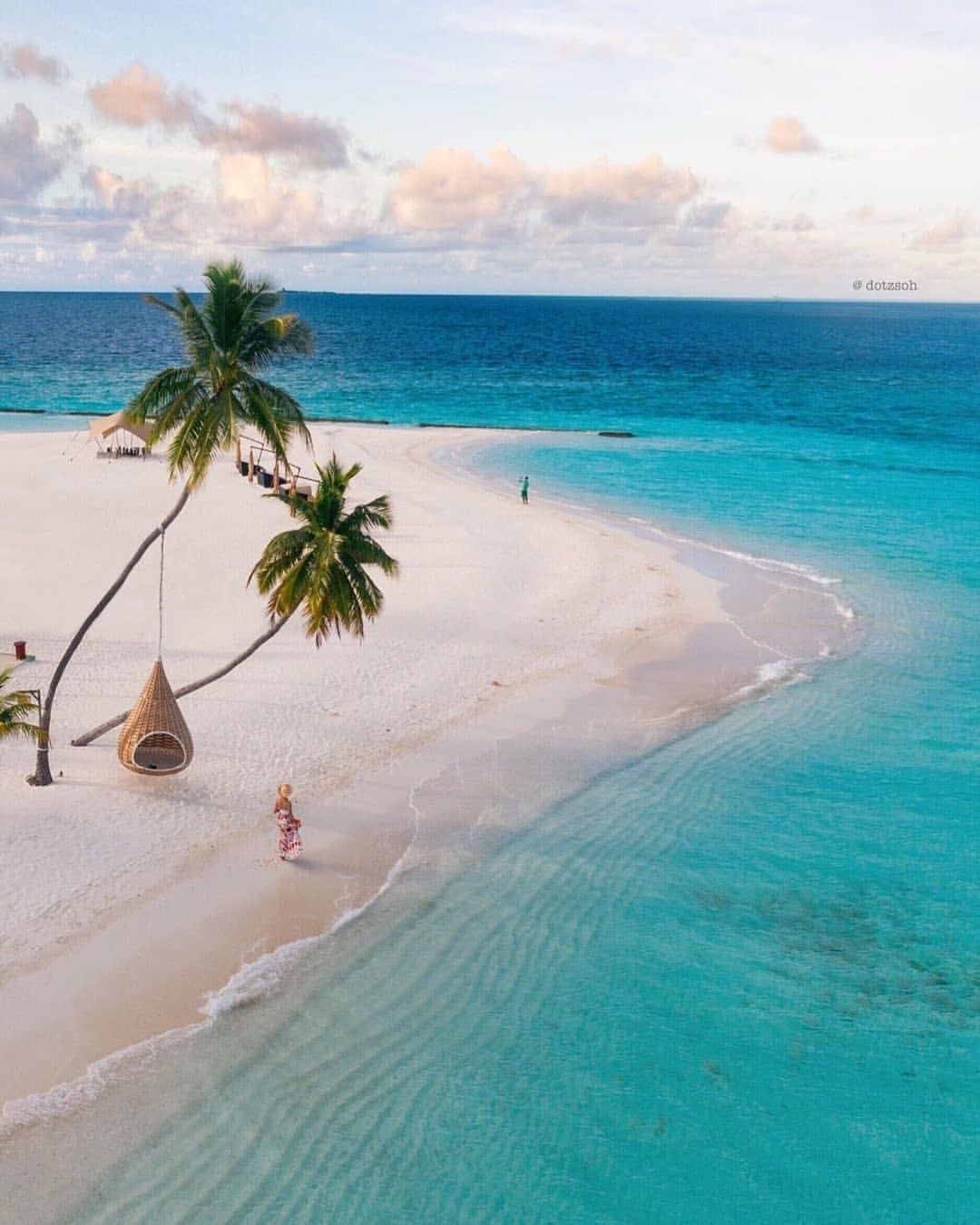 1080x1350, 108 Kb / Мальдивы, океан, берег, песок, кресло, люди, небо, облака, пальмы