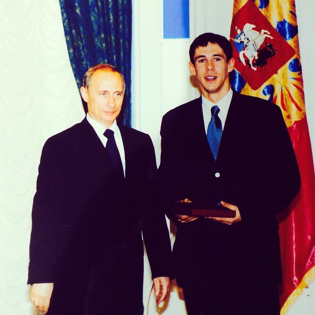 1080x1080, 167 Kb / Панин, Путин, премия, награда, флаг, галстук, пиджак