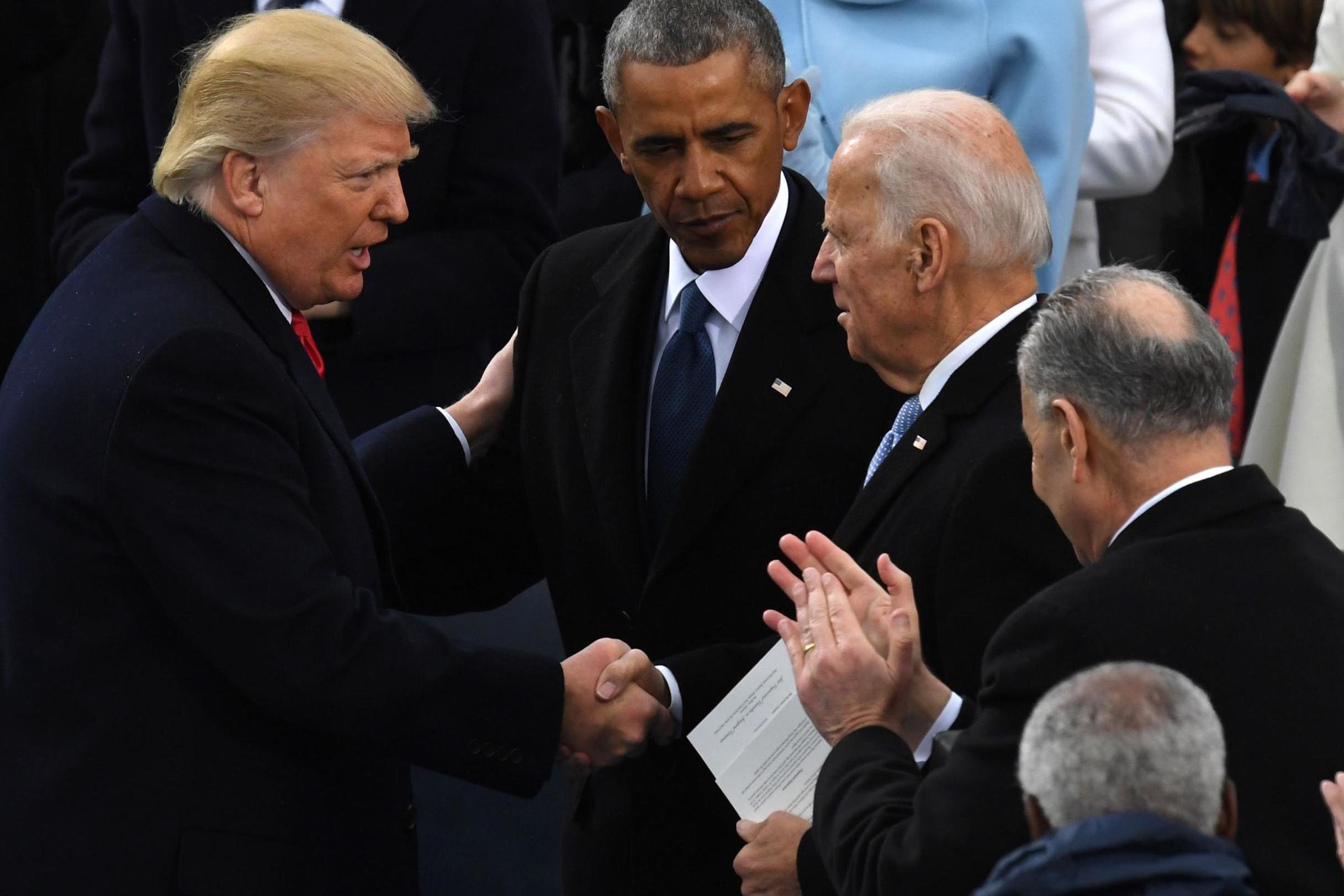 2434x1623, 214 Kb / Дональд Трамп, встреча, рукопожатие, пиджак, президент, Барак Обама, США, Джо Байден