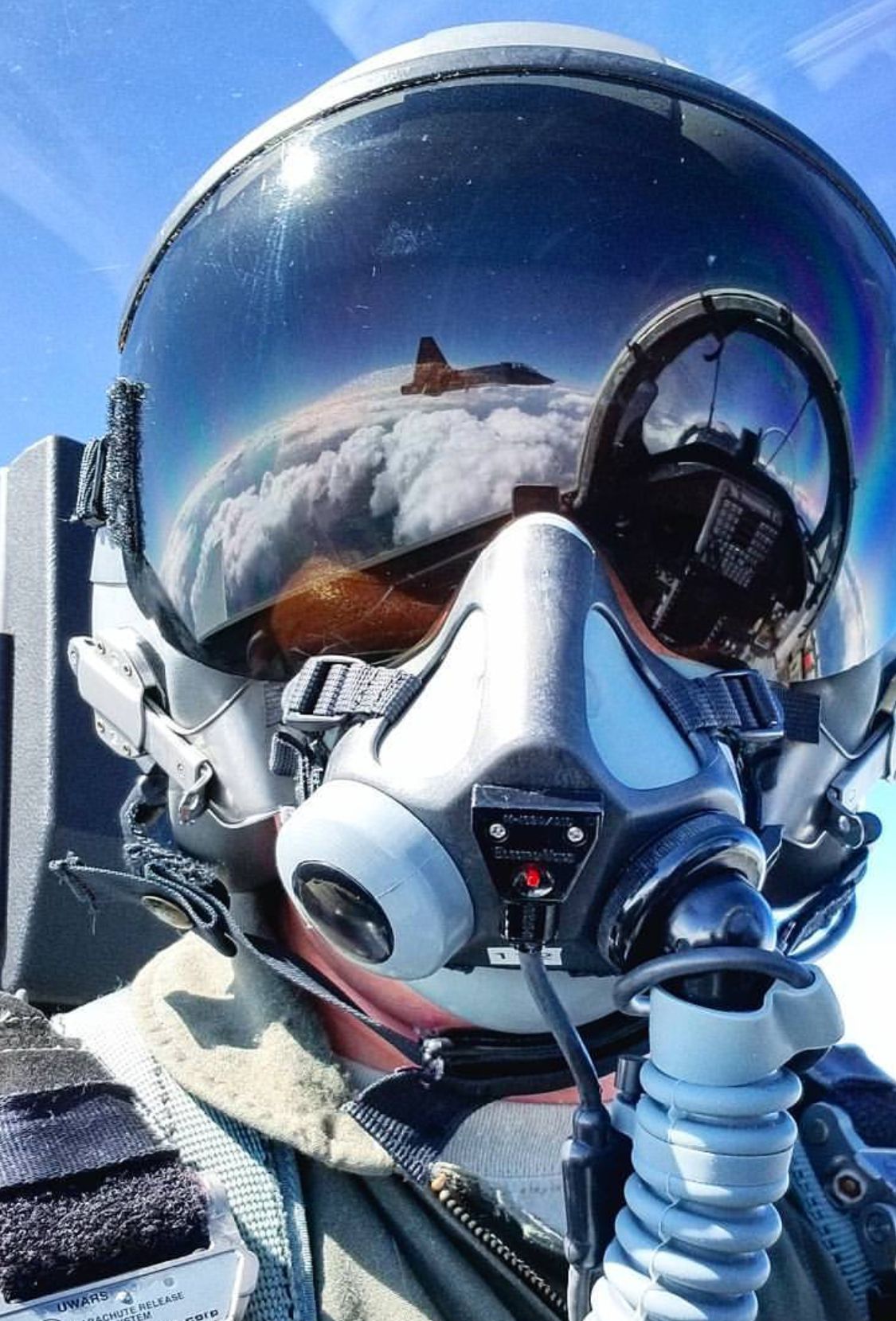 1125x1659, 261 Kb / пилот, шлем, отражение, небо, облака, самолет, истребитель