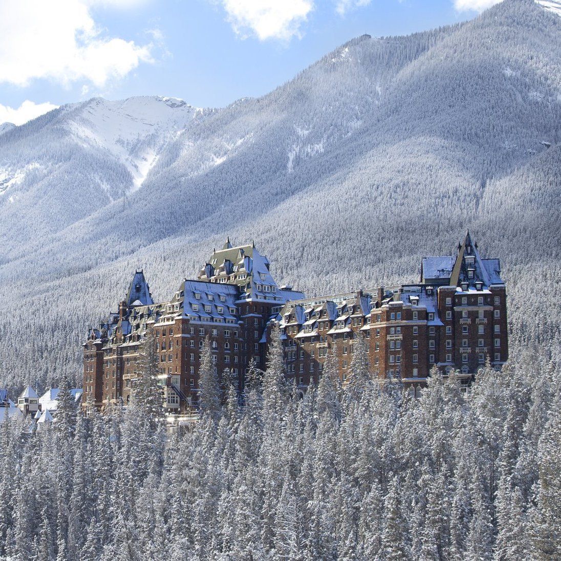 1096x1096, 362 Kb / отель, Фэрмонт Банф Спрингс, Канада, лес, деревья, снег, горы