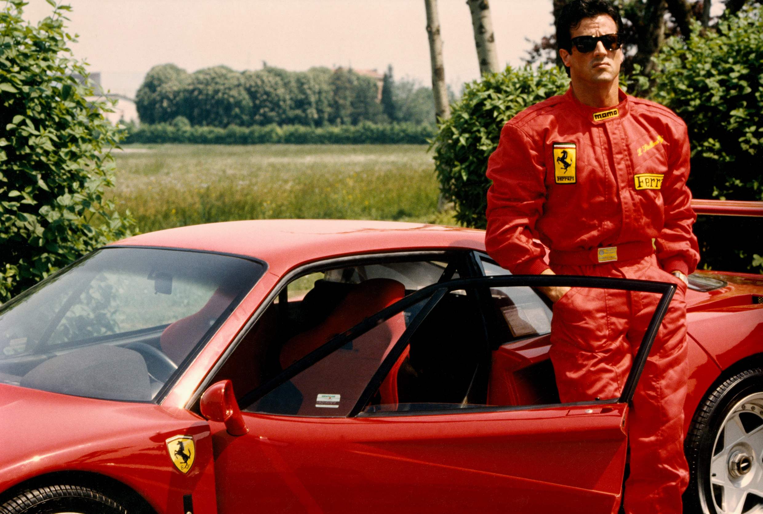 2480x1670, 368 Kb / автомобиль, классика, ретро, Сильвестр Сталлоне, Ferrari F40, красный, очки