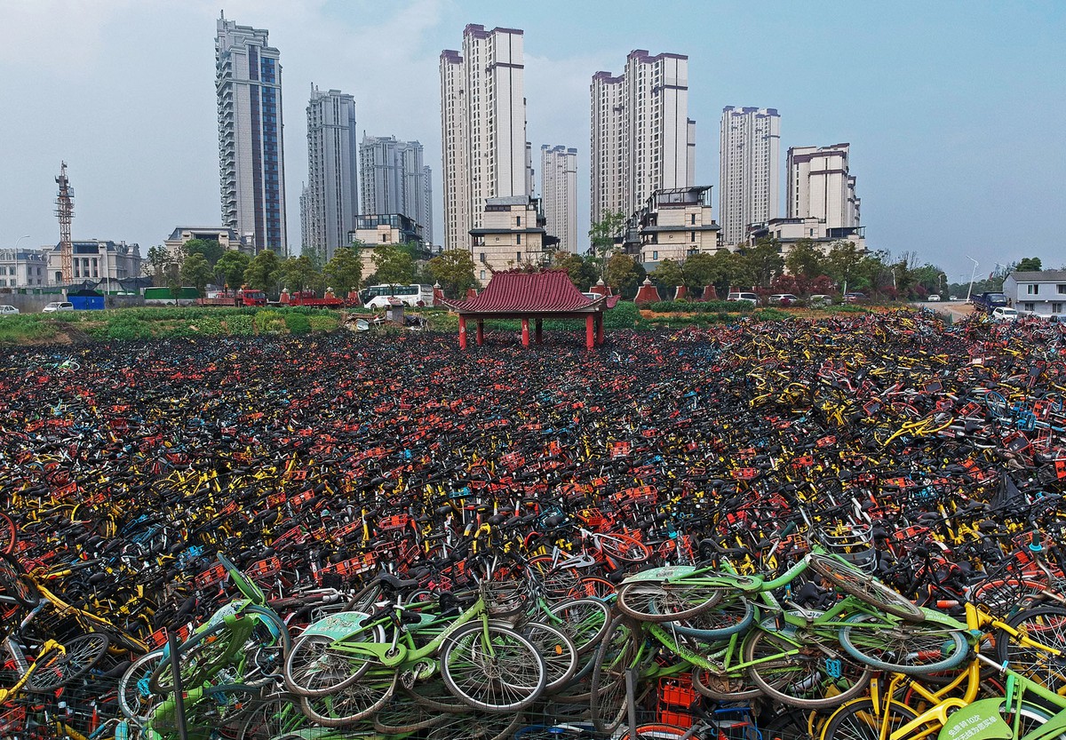 1200x833, 489 Kb / велосипеды, свалка, китай, небоскребы