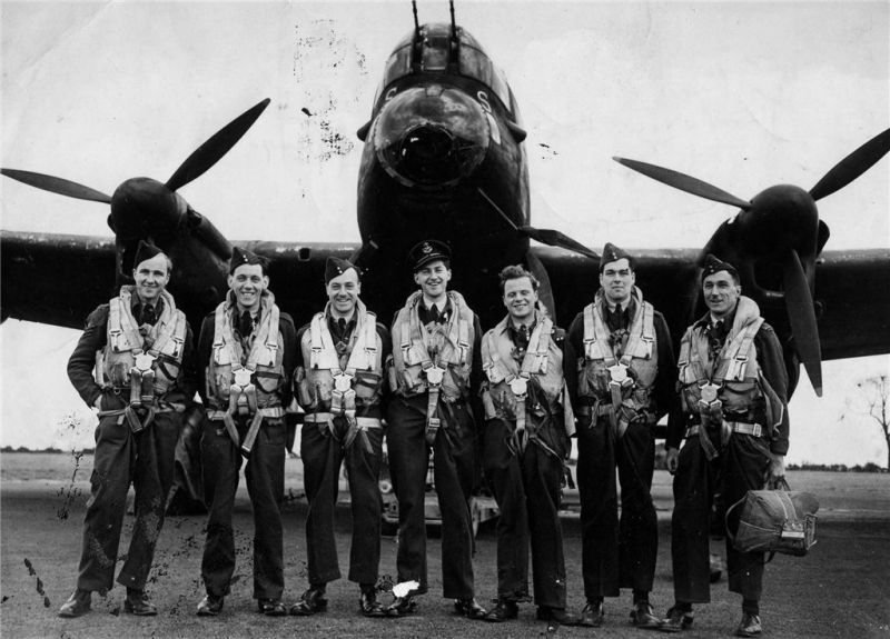 800x575, 80 Kb / ч/б, самолет, бомбардировщик, Авро Ланкастер, Avro Lancaster, пилот, радист, хвостовой стрелок, Англия, Великобритания