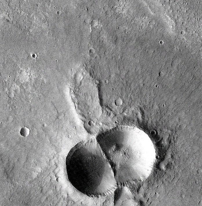 697x709, 345 Kb / Марс, кратер, ч/б