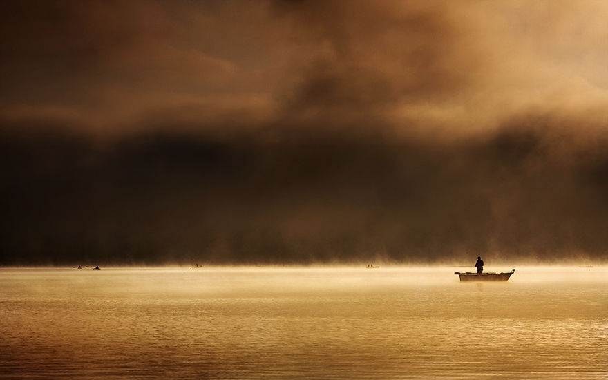 880x550, 43 Kb / лодки, рыбаки, воды, тучи, небо, туман