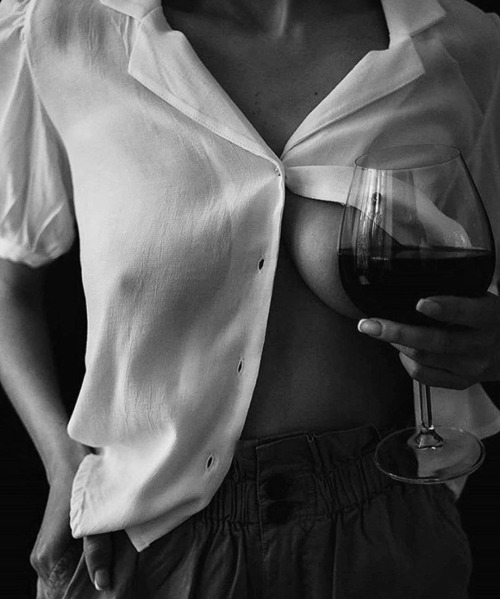500x599, 62 Kb / женщина, блузка, бокал, вино, ч/б
