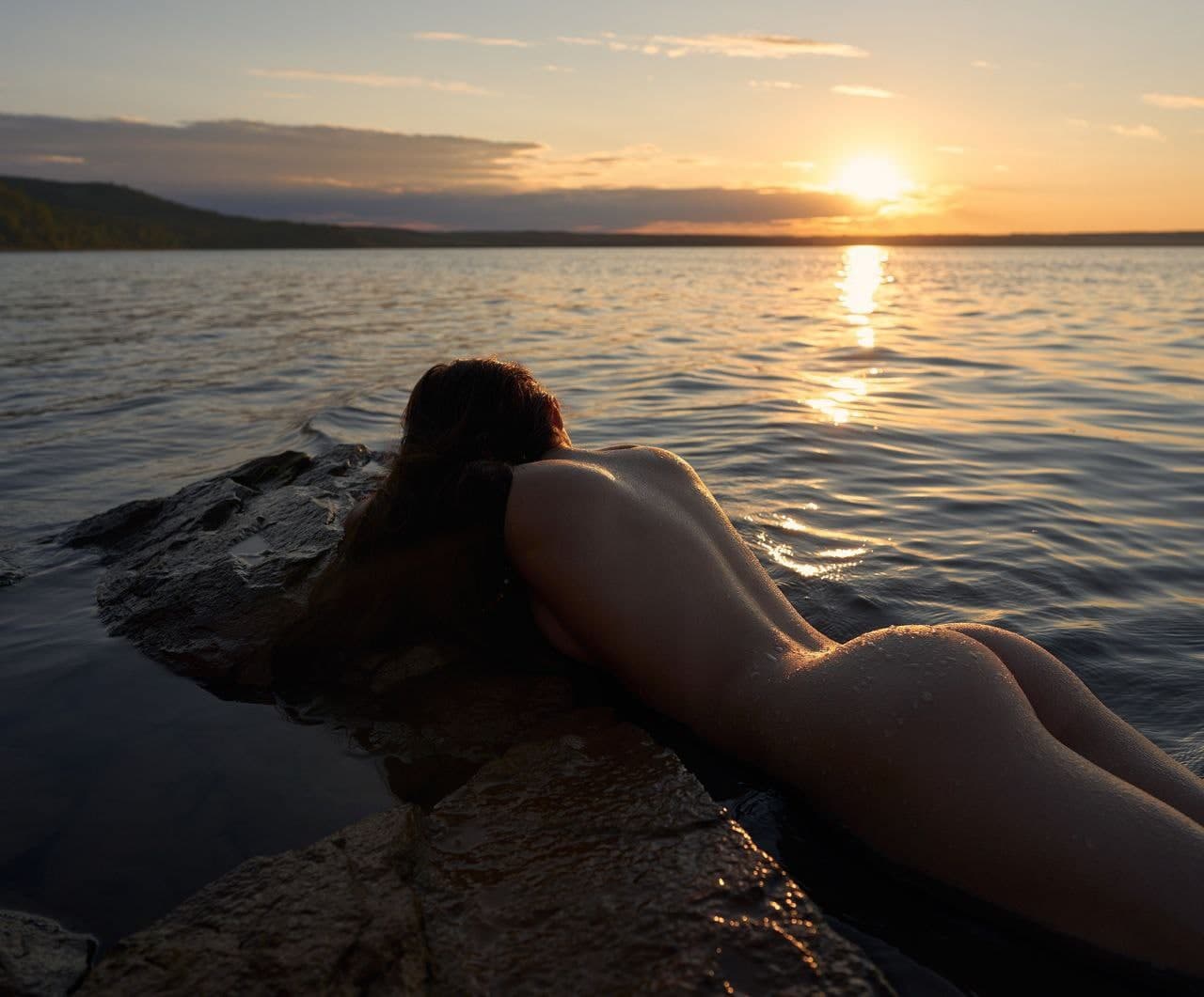1280x1061, 90 Kb / девка, голая, вода, капли, камни, озеро, фотограф Роман Филиппов
