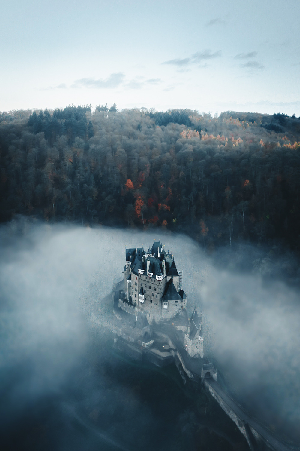 1000x1500, 266 Kb / замок, Эльц, Виршем, Германия, туман, лес, Steije Hillewaert