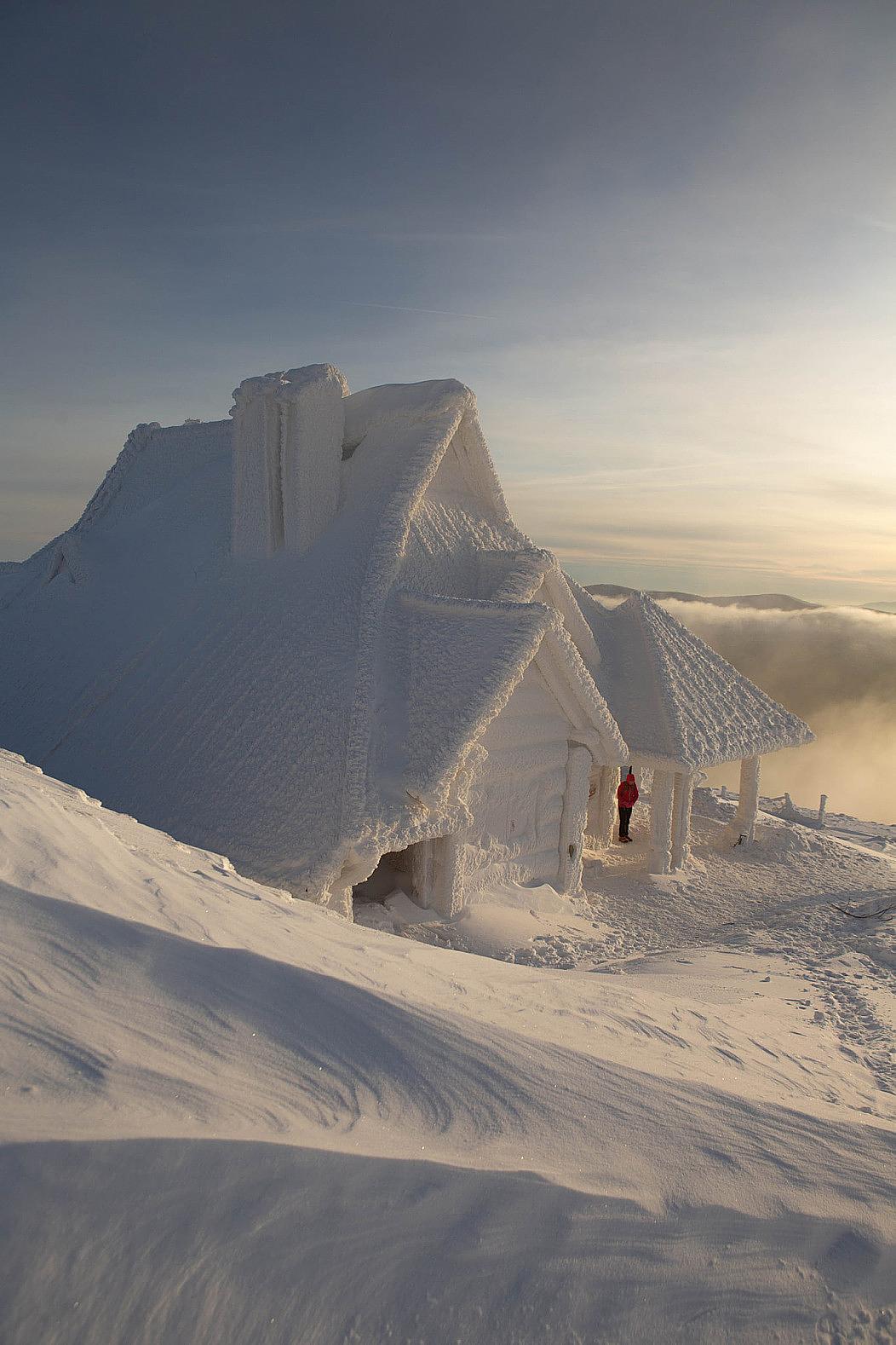 1052x1578, 192 Kb / белый, снег, дом, Польша, гора Бещады, Robert Kardasz