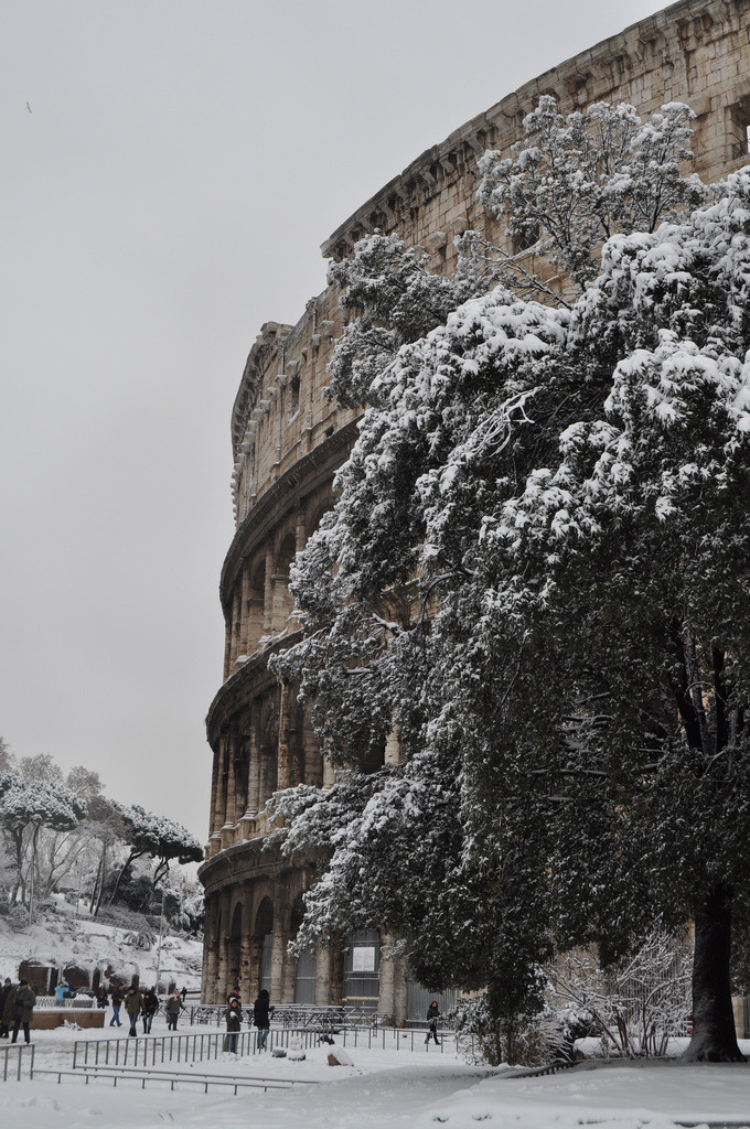 680x1024, 302 Kb / снег, Колизей, Рим