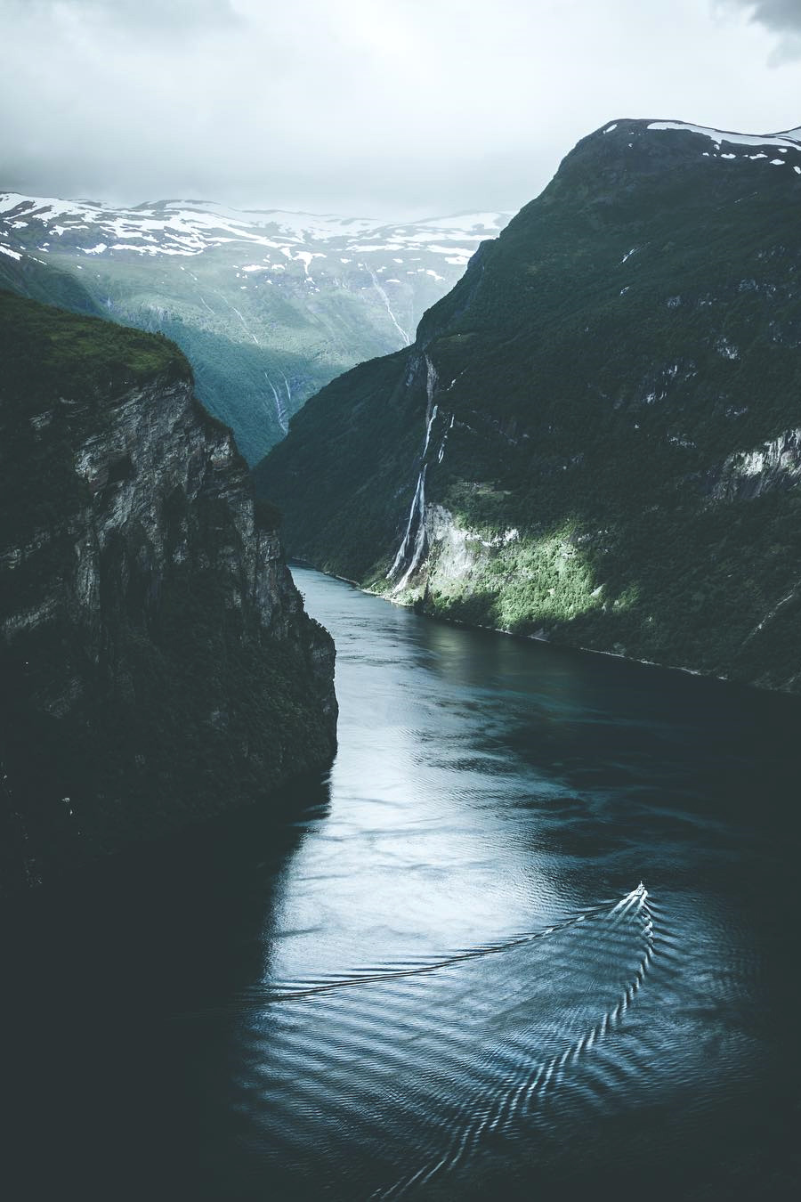 900x1350, 203 Kb / горы, озеро, лодка, катер, фьорд, Норвегия, водопад