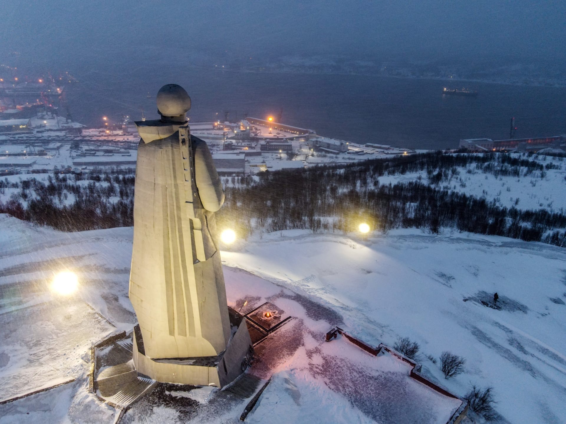 1920x1440, 636 Kb / Мурманск, памятник, солдат, монумент, снег, огни, вечный огонь, порт