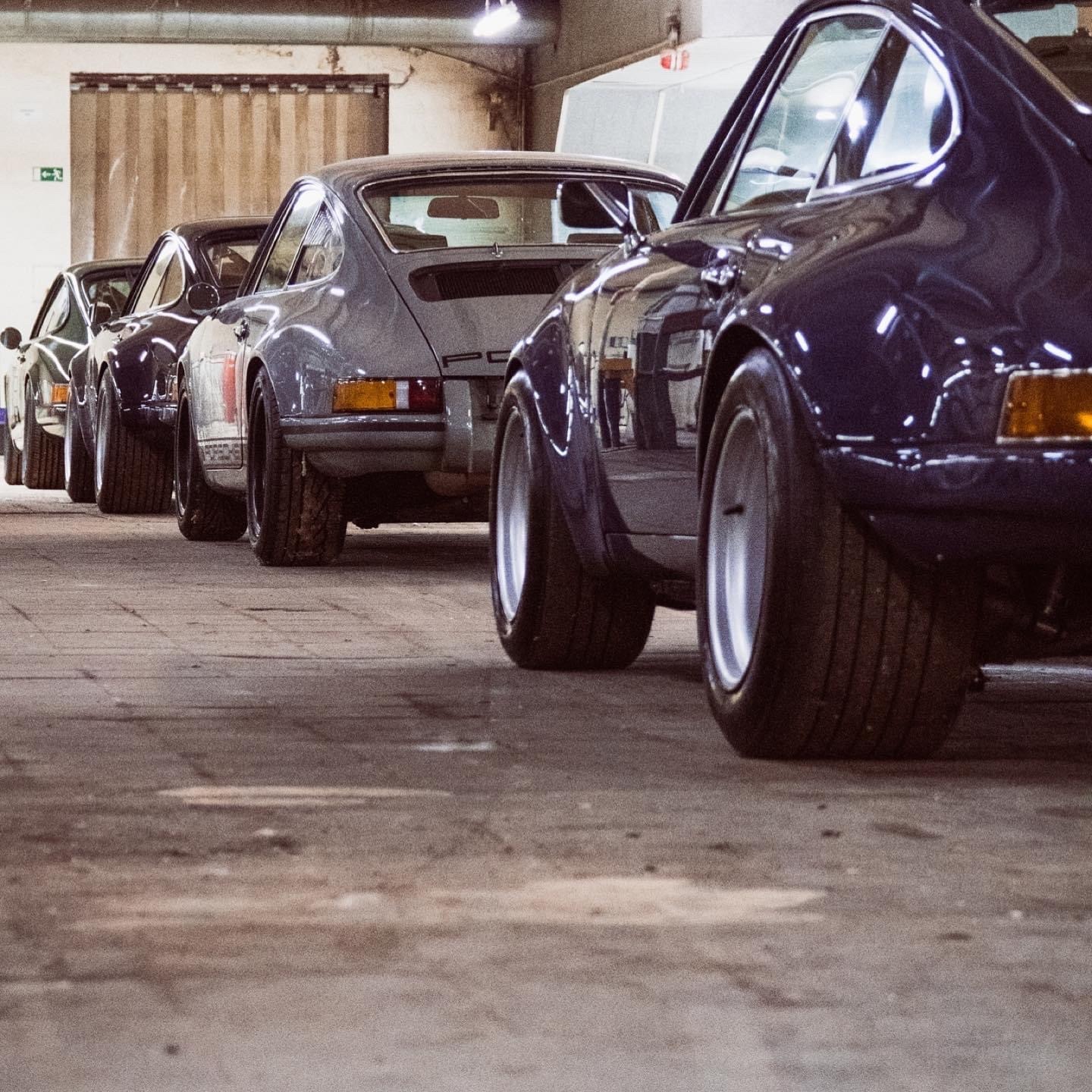 1440x1440, 417 Kb / автомобиль, классика, ретро, гараж, порше, Porsche