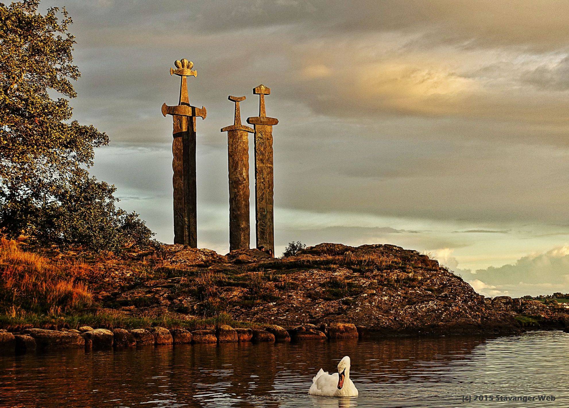 1982x1422, 608 Kb / мечи, памятник, Норвегия, лебедь