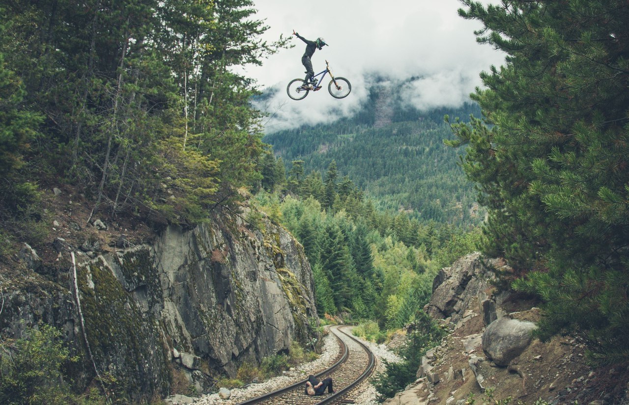 1280x825, 308 Kb / железная дорога, лес, деревья, велосипед, велосипедист, прыжок, фотограф, Канада, Nick Pescetto